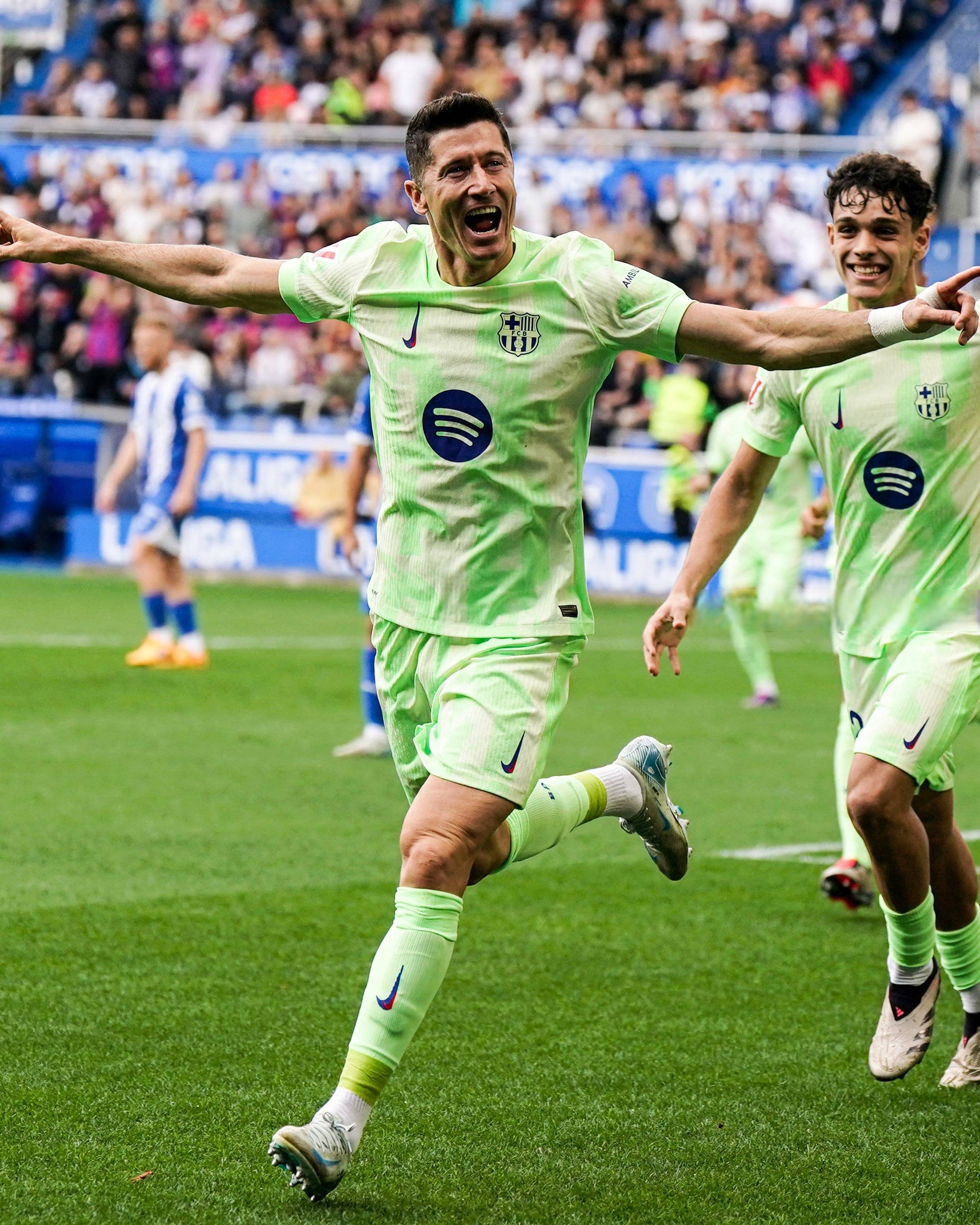 电竞竞猜-西甲关键时刻走向成谜,曼联临场应变,话题不断,团队化学反应显著(曼城迎来本赛季最特殊对手)